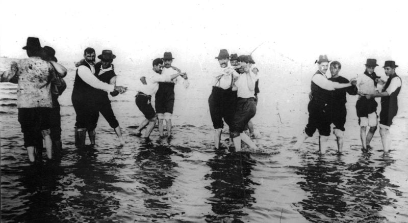 Hombres bailando tango en el rio, 1904