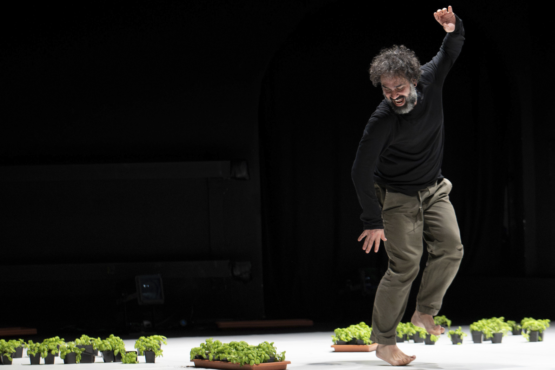 Omar Rajeh in "Dance is not for us", foto di Giuseppe Follacchio