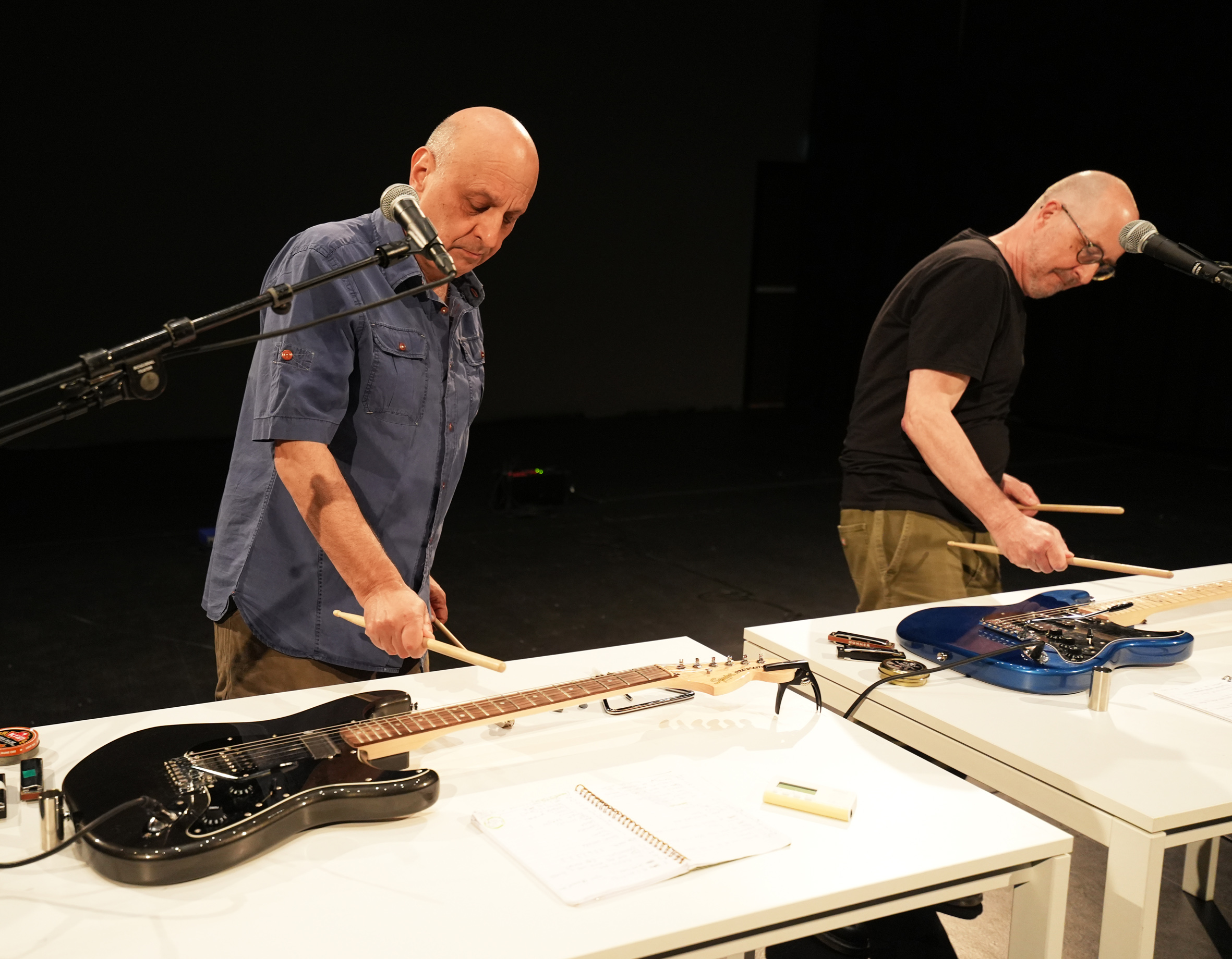 Jonathan Burrows e Matteo Fargion in The Unison Piece, foto di Ingvil Snofugl